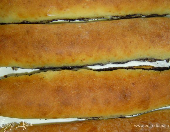 На основной корж наносим немного мусса и охлаждаем в холодильнике 10 минут, затем на него выкладываем рулеты и заливаем их оставшимся муссом. Охлаждаем в холодильнике в течении 1,5 - 2 часов.