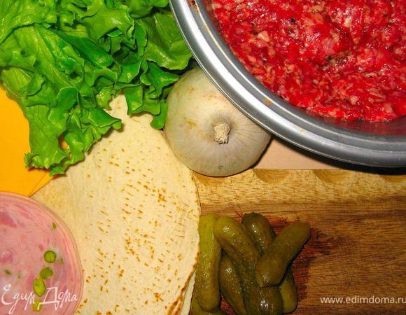 Сегодня сделаем вкуснейшие бифроллы, это также круто как рок-н-ролл, поэтому я их называю биф-н-ролл. Для начала приготовим фарш. Мякоть говядины пропустим через мясорубку. В ступке разотрем перец, морскую соль, тмин, кориандр и розмарин. Добавим специи в фарш. Красный лук мелко нашинкуем и немного припустим в оливковом масле. Добавим в фарш дижонскую горчицу, яйцо, обжаренный лук и тертый пармезан. Тщательно вымешиваем фарш руками до однородной массы. 