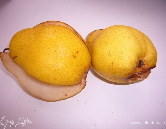 Очистить груши от шкурки и нарезать на небольшие кубики.