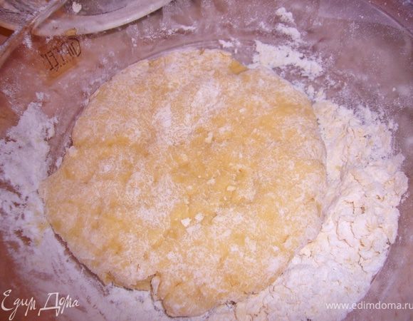 Соеденить сухие и влажные ингред.для теста,вымесить плотное тесто,накрыть полотенцем и заняться готовкой начинки