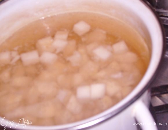 перемешать вино+вода+сахар,залить груши и варить около 10 мин