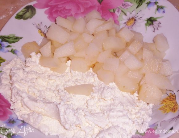 Начинка:Вытащить из воды груши и смешать с риккотой и мёдом