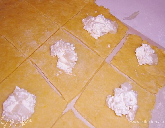 Раскатать тонко тесто и выложить начинку,по 1 ч.л. и сформировать мешочки,прижимая края пальцами,осторожно чтобы не вытекла начинка