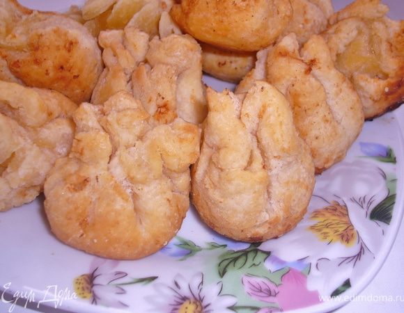 Обжарить мешочки во фритюре.Приготовить соус:прогреть на огне сливки и помешивая добавить тёртый сыр и подавать тёплым.