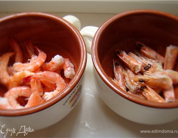 Креветки разморозить или почистить свежие- хвостики оставляем на креветках. Панцири (головы)- не выкидываем!!!
Отварить в небольшом количестве жидкости панцири- минут 15. Дать настояться-процедить.
Амбрэ стоял конечно...Дай Боже)))