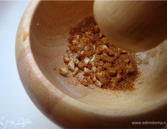 Чеснок мелко порезать и истолочь в кашу в ступке с кайенским перцем.
