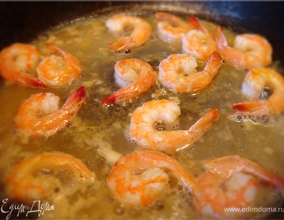 Креветки выложить на сухую сковороду и поджарить с двух сторон по 2 минутки-до розового цвета (если у вас свежие)- в моем случае-просто прогреть. К "панцирьному отвару" добавить кашицу из перца и чеснока- залить этой смесью креветки и прогреть еще минуты 3.
Добавить соевый соус, Бальзамико и настойку- протушить немного для выпаривания алкоголя.
