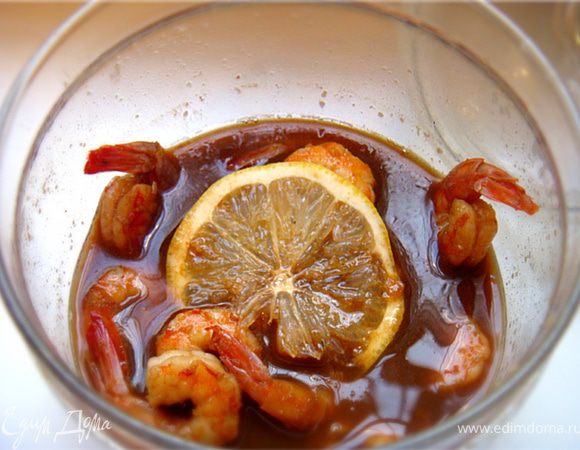 Креветки вместе с горячим маринадом переложить в посуду для мариновария- добавить дольку лимона и убрать в холодильник на ночь.
