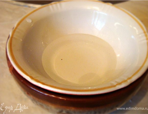 Сделаем ледяные пиалы: в глубокую тарелку налить воду- украсить лимоном и зеленью- в эту тарелку поставить еще одну- меньше диаметром и на дно налить чуток воды-для равномерного распределения жидкости-убрать в морозильную камеру на время маринования креветок.
