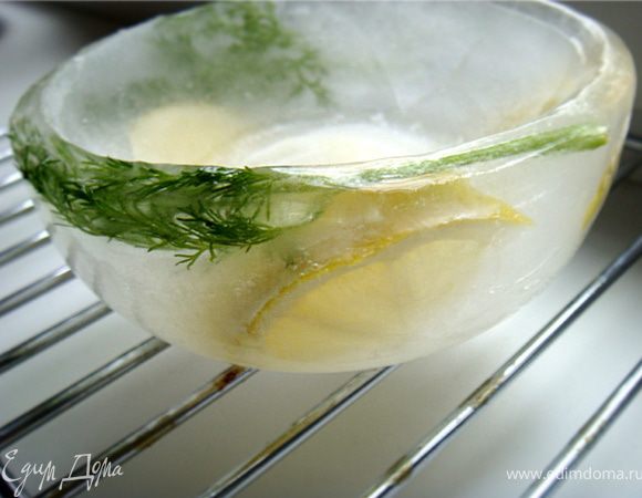 Теперь-по истечении срока замерзания пиал-освобождаем нашу красоту из "заготовки"- сначала-нальем во внутреннюю пиалку кипятка и высвободим ее. Далее-можно перевернуть тарелку с нашей ледяной пиалой внутри на досточку-вверх дном и полить сверху горячей водой. Пиала прекрасно отойдет от стенок формы.
