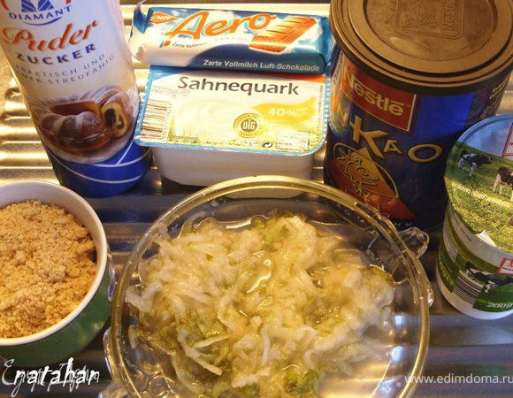 Приготовить все ингредиенты. Вымыть, почистить и потереть на крупной тёрке грушу. Печенье измельчить.