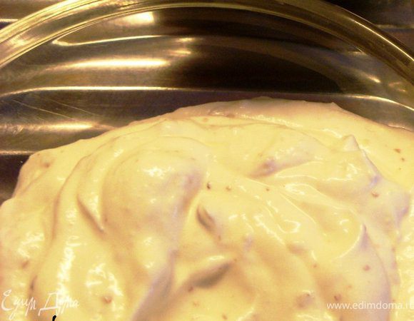 Взбить блендером творог, сливки, сахарную пудру и измельчённые орешки.