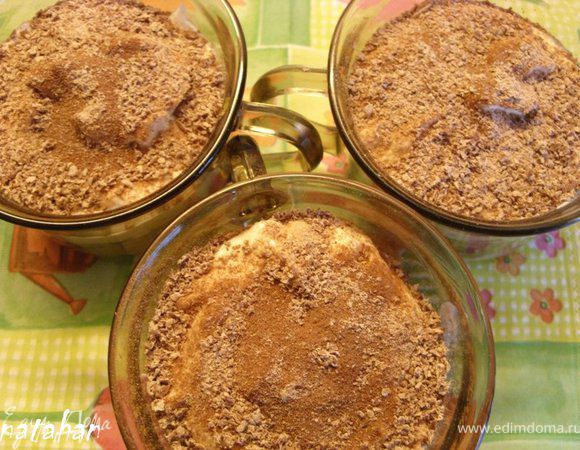 Заполнить кружечки послойно: -слой из 2-3 ч.л. творожной массы, - слой размельчённого песочного печенья, - слой протёртой груши, - слой творожной массы. Сверху притрусить через ситечко какао-порошком. Посыпать тертым шоколадом. Закрыть крышечкой (блюдцем) и поставить в холодильник на 2-3 часа. Всё готово. Приятного аппетита!