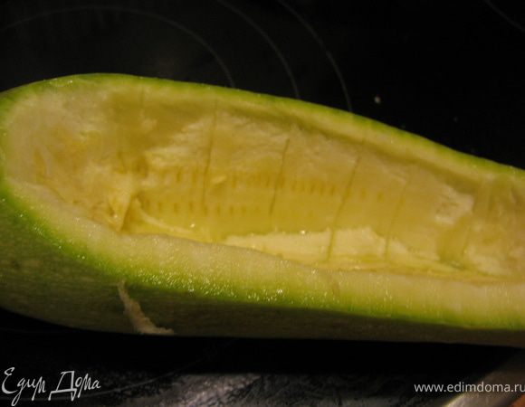 У кабачков срезать вдоль небольшую часть и вырезать мякоть. Должны получиться лодочки со стенкой примерно 0,5 см.