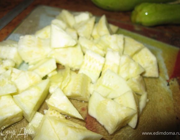 Вырезанную мякоть нарезать кубиками и полить лимонным соком.