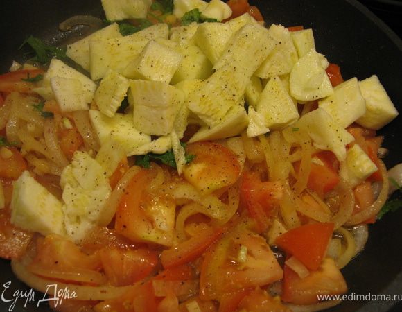 После этого выкладываем в сковороду кусочки кабачков, мешаем, солим, перчим и тушим минут 5. Выложить в сковороду обжаренные креветки, перемешать и снять с огня.