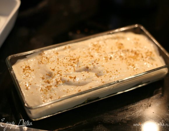 Яблоки порезать кубиками примерно 1см и выложить на дно формы (я использую стеклянную вытянутую форму). Выложить тесто на яблоки. Выпекать в духовке при 180 градусах около 25-30 минут. Поверхность запеканки должно подрумяниться. 