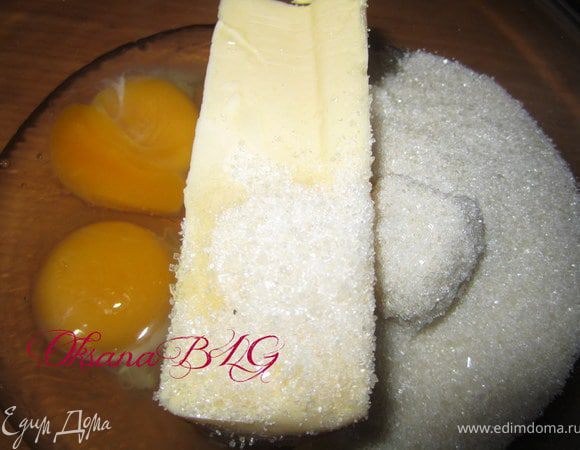 Яйца, мягкое масло, сахар, перемешать. Добавить муку, замесить мягкое тесто.