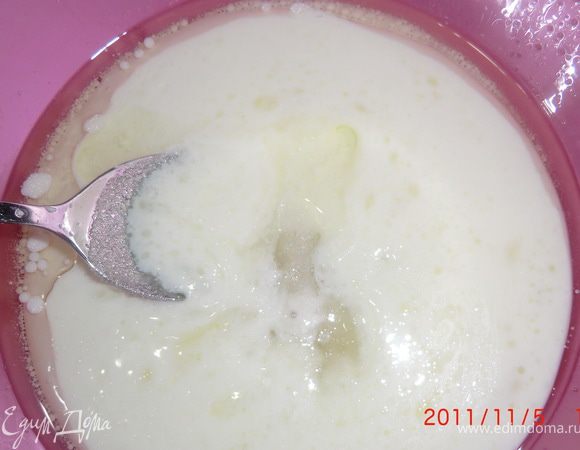  вливаем в кефир  растительное масло и  подогреть до теплого состояния, 