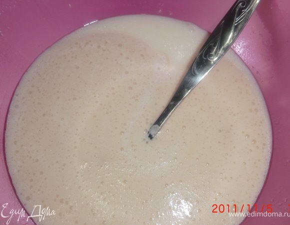  Потом влить дрожжи  добавить сахар, соль и перемешать. 