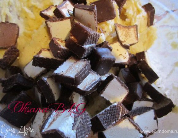 Нугу или конфетки нарезать средними кусочками.