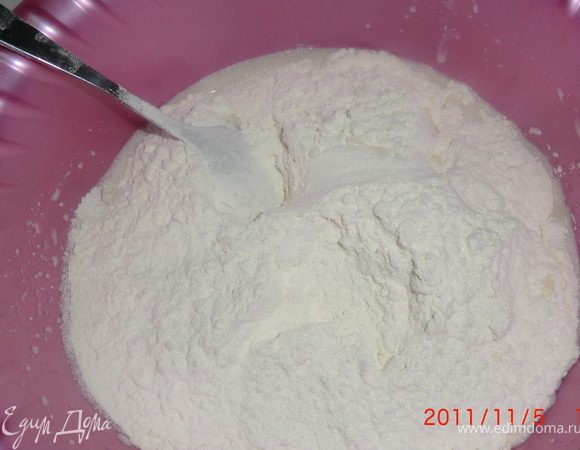 Добавить  муку и вымешиваем тесто. Поставить в теплое место на 30-40 минут.
