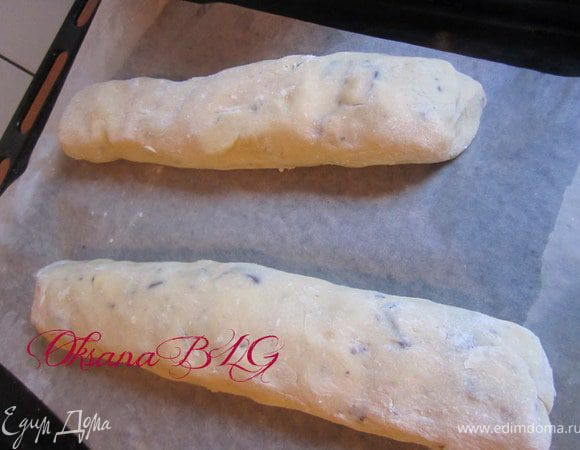 Добавить в тесто, хорошо перемешать. Сформировать два длинных валика.