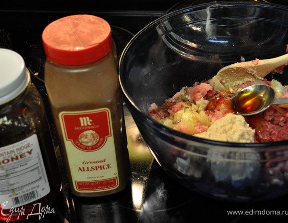 Сформировать 36 маленьких фрикаделек.Выложить на поднос
/лучше с пергаментом/.Прикрыть
пленкой.Поставить в холодильник на 4часа или на ночь./Хранить можно в течение 2х недель/.