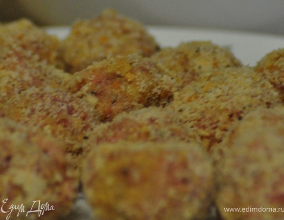 Разогреть масло для жарки.Примерно с тем-рой 160гр./можно использовать
 фритюрницу/.Положить туда фрикадельки примерно на 5мин.
Обратно готовые фрикадельки выкладывать на блюдо с бумажным полотенцем, чтоб масло лишние стекало.