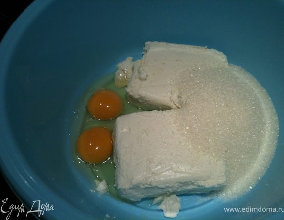 Творог, яйца, сахар и соду смешать и растереть до однородной массы.