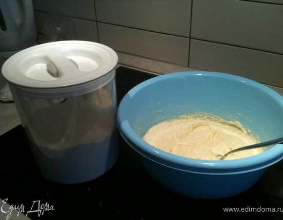 В полученную массу добавить муку.