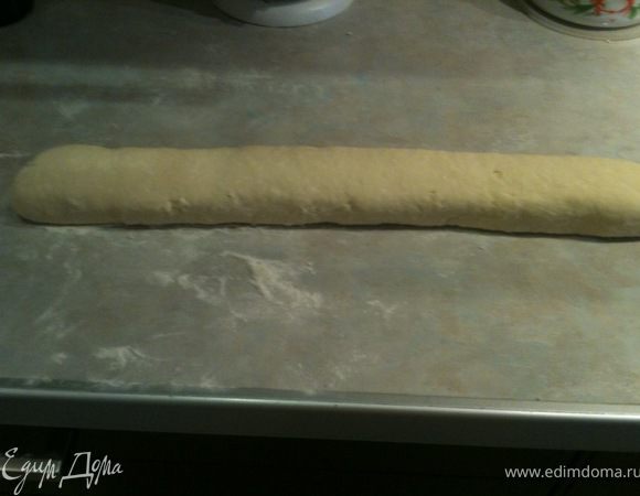 Скатать из теста колбаску.