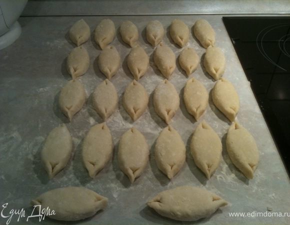 И так до конца теста и начинки. У меня получается примерно 25 штук.