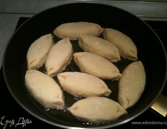 В сковородку налить растительное масло, как для жарки котлет . Разогреть его и уменьшитиь огонь до среднего. Выложить пирожки.