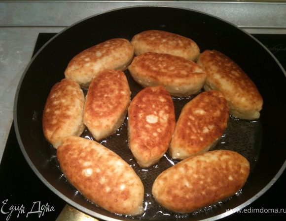 Жарить до золотистого цвета (внимательно следить за процессом, т.к. жарятся очень быстро). Перевернуть и обжарить с другой стороны. Пирожки готовы! Вкусны как в горячем, так и в холодном виде. Приятного аппетита!