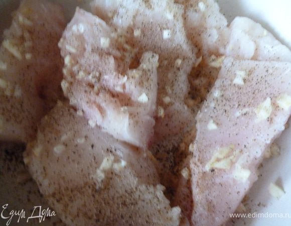 Сначала подготовим рыбу и мясо.Рыбу нарезать поперек стейка,отделить филе от костей и нарезать на куски толщиной1-1,5см.Чеснок мелко нарезать,выжать сок из половинки лимона,добавить соевый соус,молотый черный перец и этой смесью натереть куски рыбы и отправить на 1,5часа в холодильник.