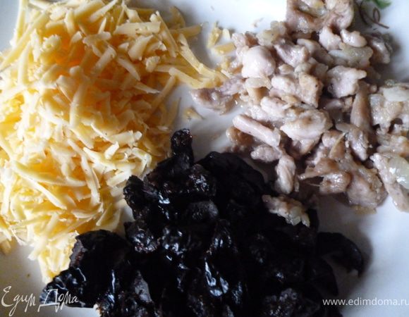 Теперь достаем мясо из холодильника и обжарим его(даже я сказала бы потомим)на сковородке с мелко нарезаным луком минут 10-15,солим и перчим по вкусу.Сыр натереть на крупной терке.