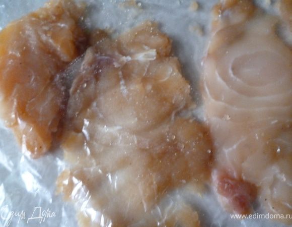 Достаем рыбу из холодильника и слегка отбиваем ее через пленку(не чересчур тонко,я на фото оставила один не отбитый кусочек,и там видно что отбитый кусок длиннее и шире раза в полтора)