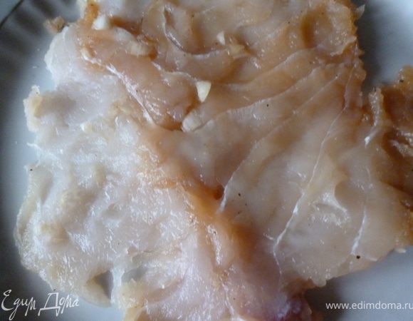 Теперь приступим к формовке котлеты:можно даже задействовать небольшие куски,наложить их края друг на друга и таким образом получить большой,как у меня на этом фото.Отбитые кусочки рыбы хорошо "склеиваются" и держат форму.