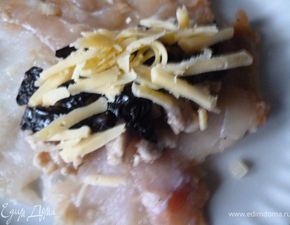 На отбитый кусок рыбы выкладываем мясную начинку,затем чернослив и сверху щепоть тертого сыра.