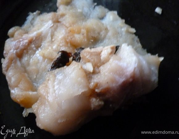 Аккуратно подворачиваем края и свертываем в рулет.