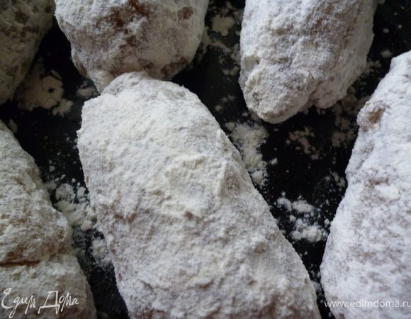 Хорошо обвалять котлеты в муке.