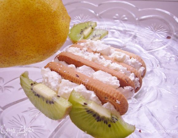 Смешать риккоту + грушу (кубиком) + мёд /намазать на печенье/ украсить кусочками киви/ Можно завтракать!