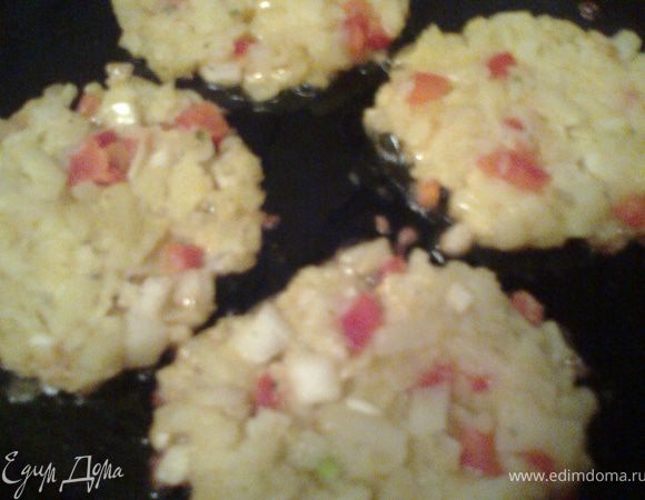 Придать форму блинчика на сковороде и жарить до готовности с одной стороны(иначе развалятся)...