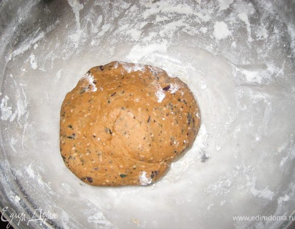 Готовим томатно-базиликовй крекер:
просеять муку, добавить масло, сделать крошку. Добавить базилик, томатную пасту и перец и достаточно воды, чтобы замесить тугое тесто, вымесить тесто, накрыть и поставить в холодильник на 30 минут.