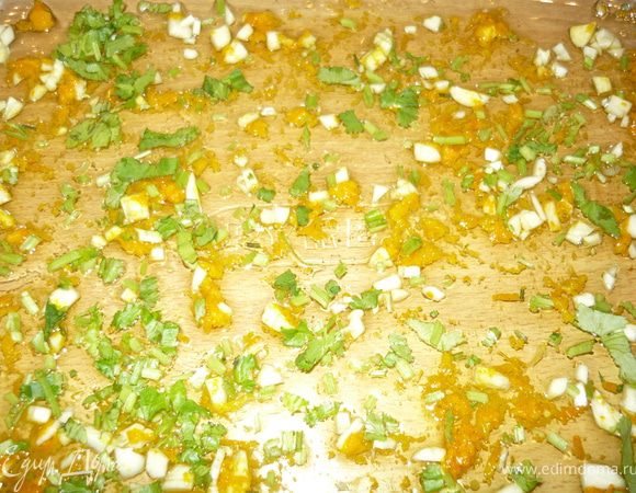 Жаропрочную форму, в которой будете запекать морковку щедро намазать сливочным маслом.
Мелко порубить чеснок, зелень, смешать с нарубленным чесноком и полученной ароматной смесью посыпать форму, смазанную маслом. 