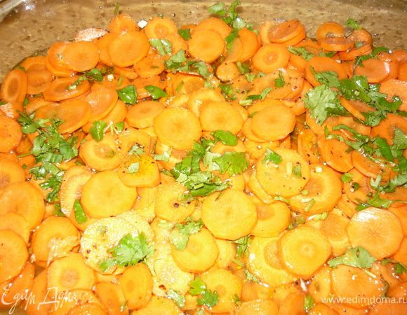 Морковку порезать тонкими кольцами. Высыпать тонким слоем в форму, сбрызнуть оливковым маслом, посолить, поперчить, посыпать ароматной смесью. Выложить следующий слой моркови, опять сбрызнуть, посолить и т.д. и так пока не закончится морковка. 
