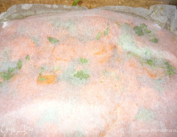 Налить в форму апельсиновый сок, вино и бульон - жидкость должна покрывать морковку. Сверху положить несколько кусочков сливочного масла. Накрыть листом влажной жиронепроницаемой бумаги, подоткнуть края. Поставить в духовку на температуру 200 градусов на 25-30 минут. Моркова должна стать мягкой. Время приготовления зависит от толщины кружочков. Я резала довольно тонко. 