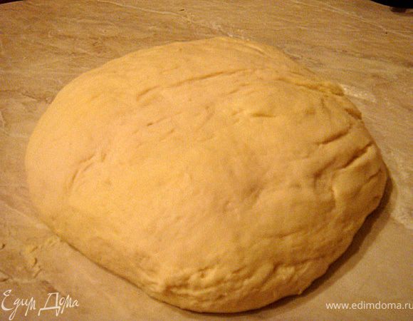 Достаем тесто- обмять его хорошенько. Разделить на 2 части-для двух пирогов. Разложить тесто по формам-смазанным оливк.маслом.
Духовку предварительно разогреть до 180-200 гр.ц.
