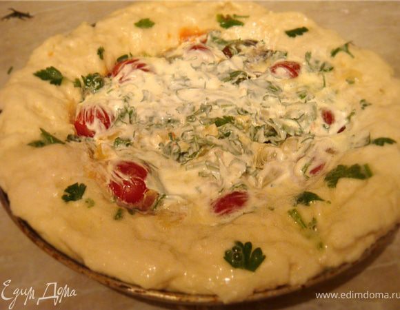 Минут за 20 до конца расстойки-приготовим начинку: лук мелко порезать и пожарить на оливковом масле до мягкости и золотистости. Помидор сбить блендером. Чеснок мелко порезать. Чеснок добавить к луку- прожарить еще минут 5, влить томат получившийся. Еще прокипятить минут 5. Маслины порезать мелкими кружками. Добавить в сковороду, прогреть ще минуты 3 для смешения вкуса и аромата.Посолить
Зелень петрушки мелко порезать.

Начинаем расскладывать начинку- дно пирога (тесто) присыпаем зеленью-далее смесь лука,чеснока,маслин-выложить сверху в каждый пирог-присыпать опять зеленью. Помидоры черри-порезать пополам и украсить верх пирога. Один пирог залить сметаной, второй- взбитыми белками.
